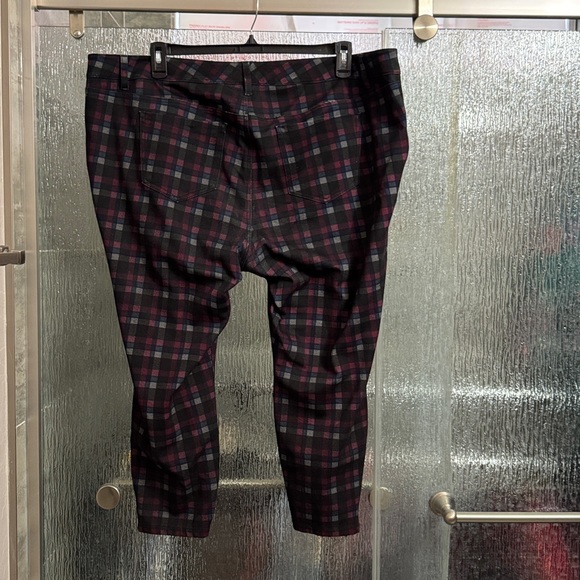 Torrid Black and Red Plaid Capris - Picture 6 of 8